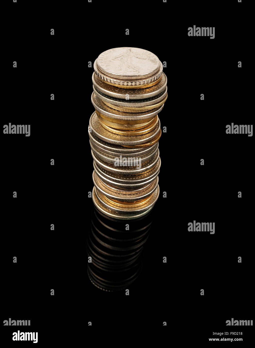 Turm der Münzen isoliert auf schwarzem Hintergrund, Studio gedreht Stockfoto