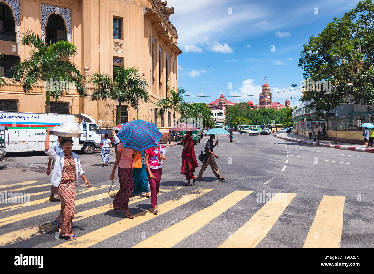 Straßenkreuzung in zentralen Yangon myanmar Stockfoto