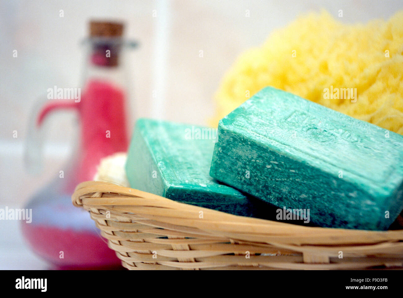 Bad Seife Schwamm Korb Badezimmer Seifenstuecke Koerperpflege Gesichtspflege Pflege Kosmetik Hygiene Reinlichkeit Sauberkeit Dekoration Glasflasche Symbol Sachaufnahme noch Leben Ideen Konzepte Haushalt Seife Bad Nahaufnahme Stockfoto