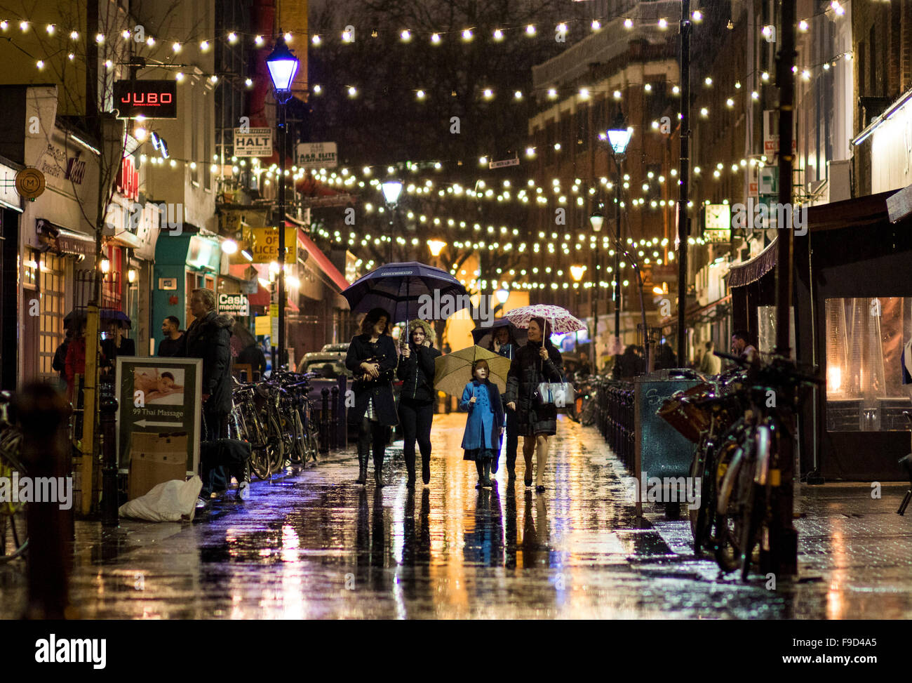 Weihnachtsbeleuchtung aufgereiht auf Straßenseite Exmouth Markt Stockfoto