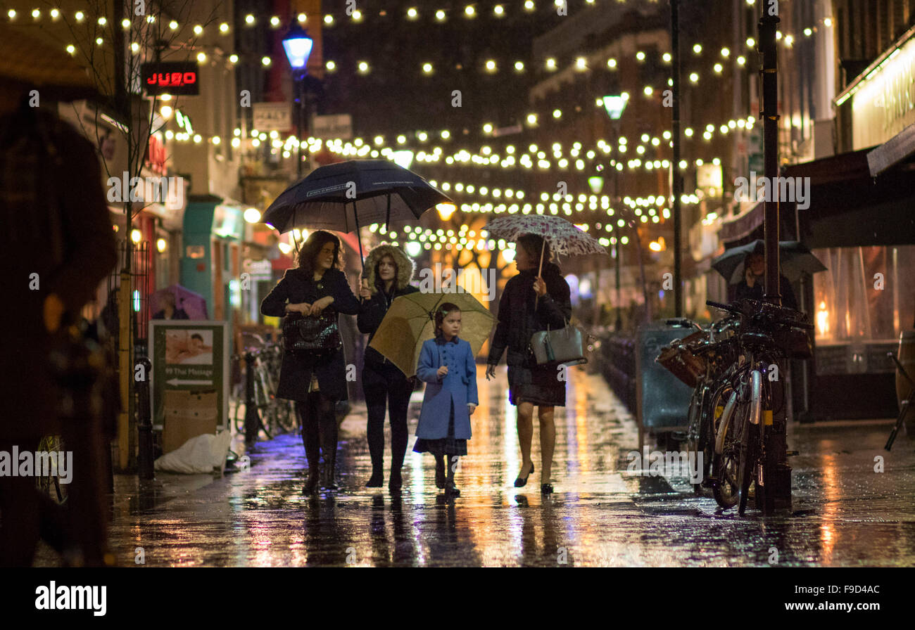 Weihnachtsbeleuchtung aufgereiht auf Straßenseite Exmouth Markt Stockfoto