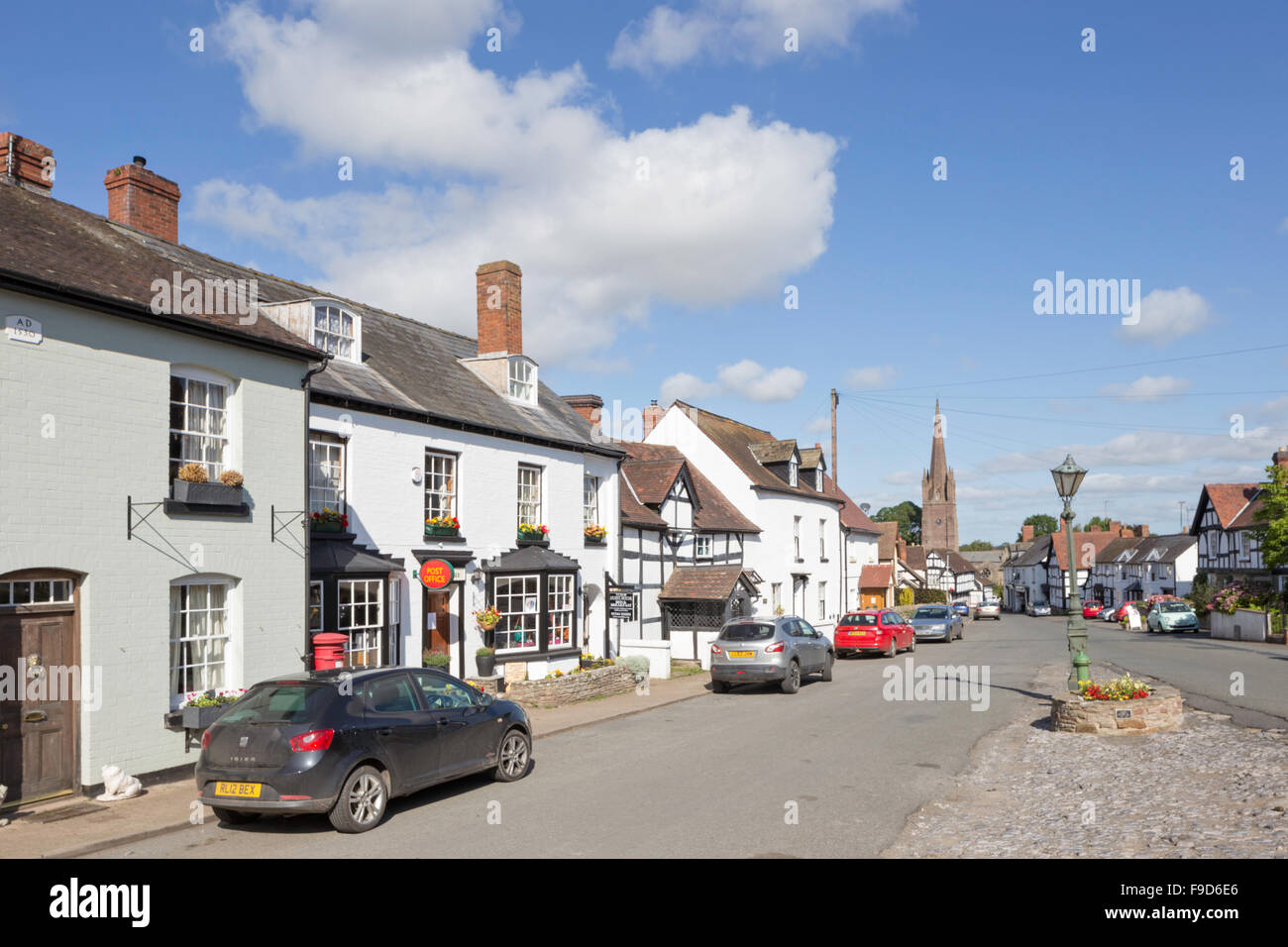 Ferienhäuser säumen die Hauptstraße im Dorf Weobley, Bestandteil der schwarzen und weißen Dorf Trail, Herefordshire, England, UK Stockfoto