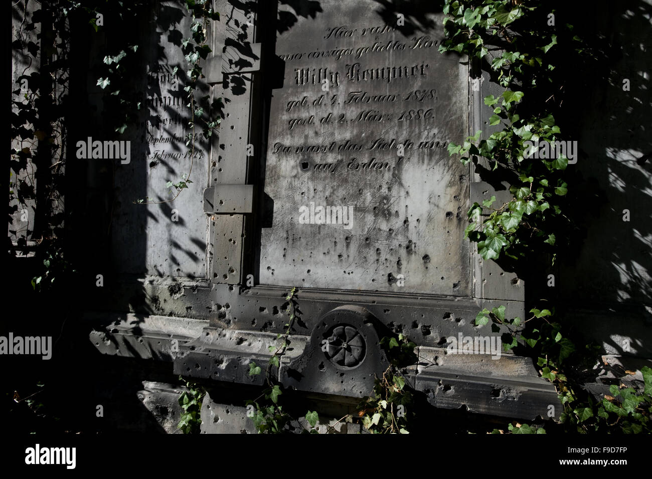 Wroclaw, Polen. 1. Oktober 2015. ZWEITEN Weltkriegs Aufzählungszeichen markiert sichtbar auf Grabstein am alten jüdischen Friedhof in Wroclaw, Polen. Stockfoto