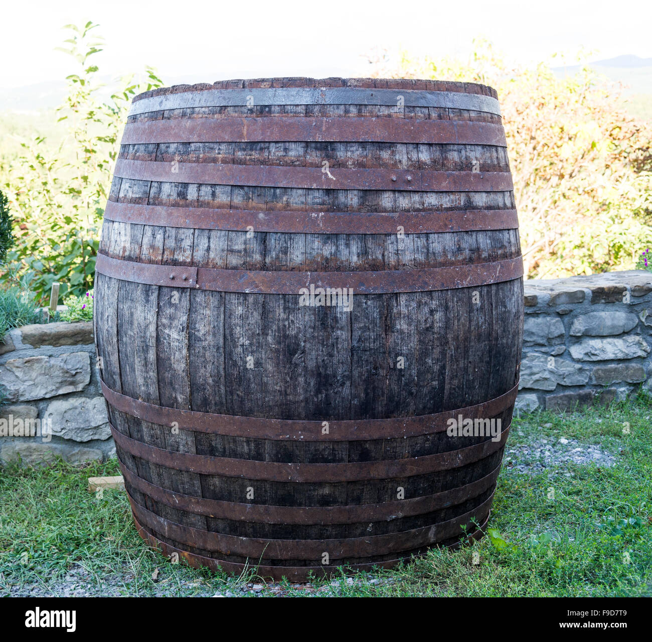 einen großen alten Holzfass für Wasser oder Wein Stockfoto