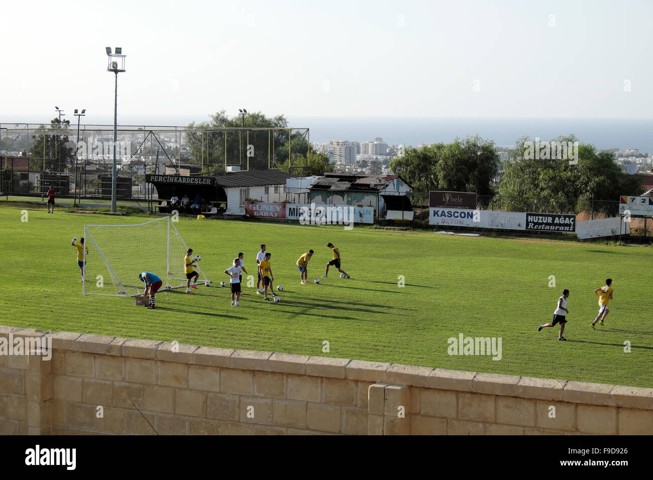 Teenager spielen Fußball-Training auf dem Gelände in Kyrenia Nordzypern KATHY DEWITT Stockfoto
