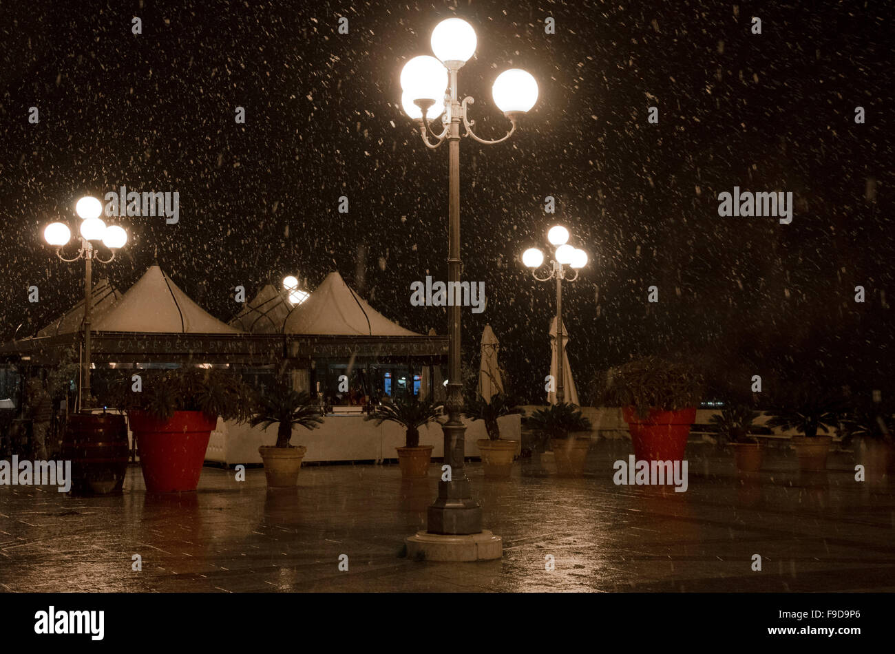 Cagliari im Dezember während der Nacht unter dem Schnee auf dem oberen Platz der Bastei in Cagliari und bezeichnet im italienischen Bastió Stockfoto