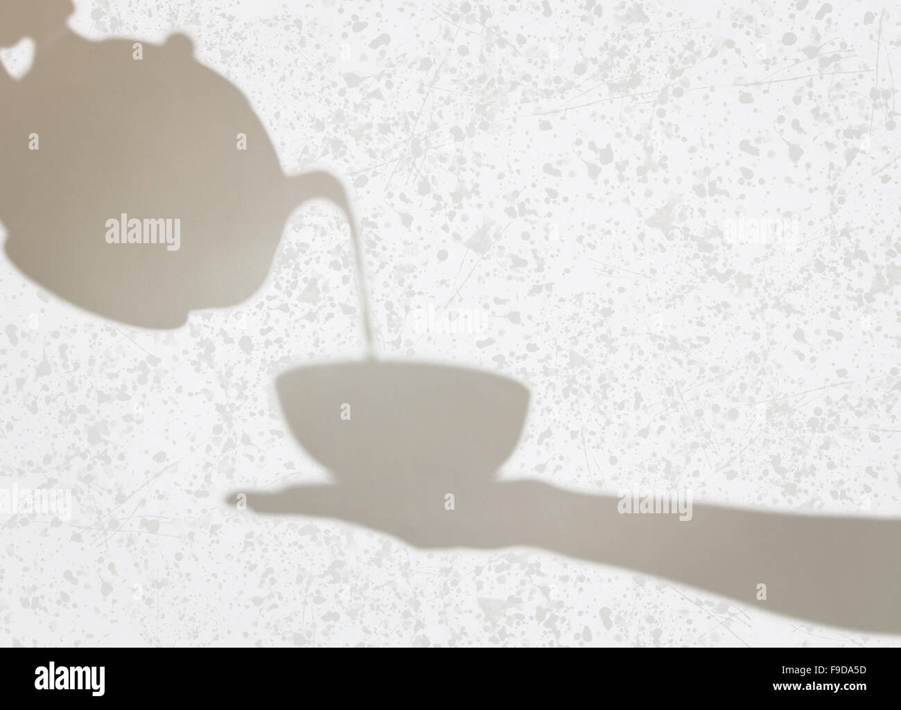 Zarte Schatten der Teekanne Gießen Flüssigkeit in eine Tasse von weiblichen Hand gehalten. Schattenspiel. Stockfoto