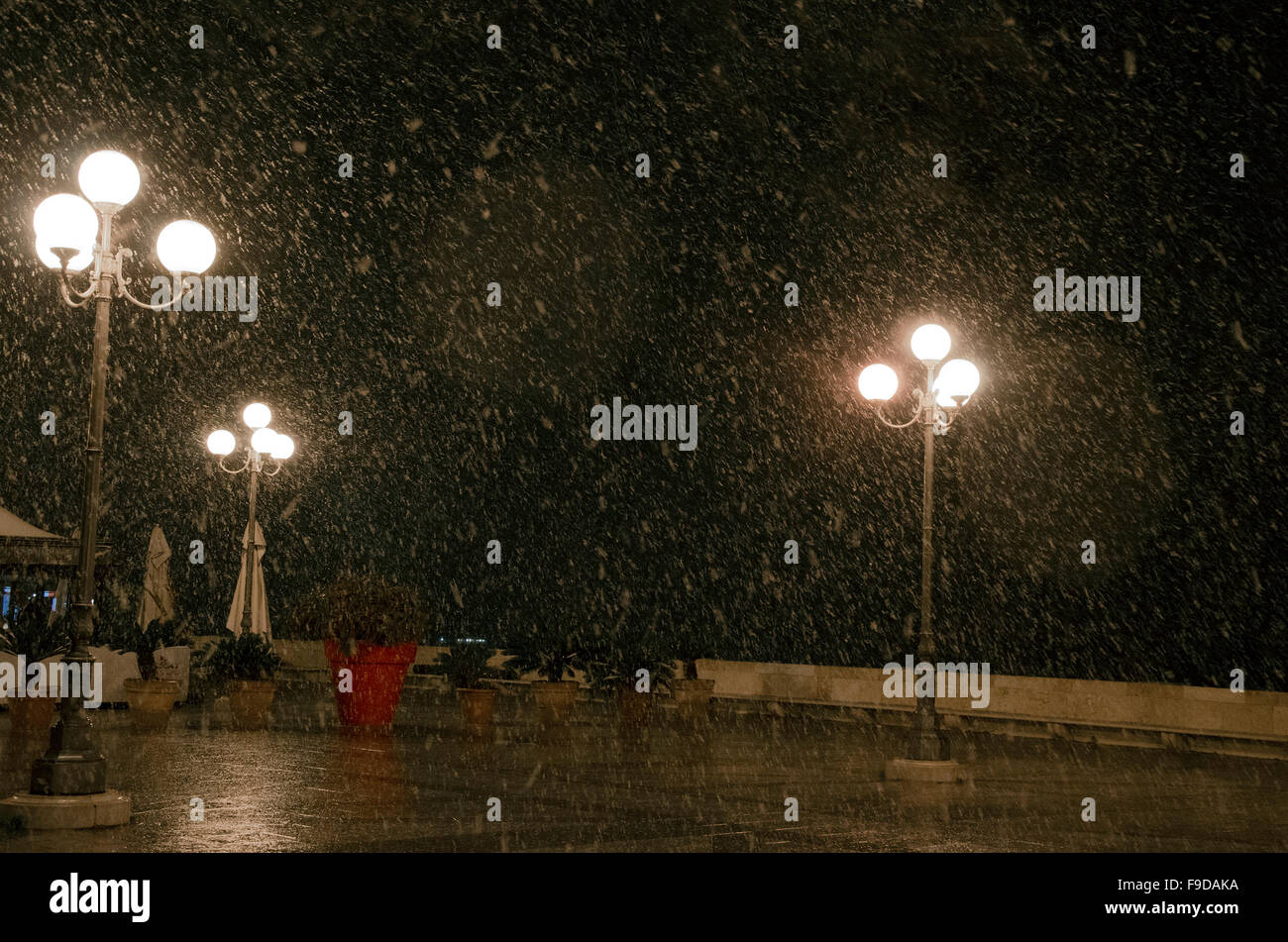 Cagliari im Dezember während der Nacht unter dem Schnee auf dem oberen Platz der Bastei in Cagliari und bezeichnet im italienischen Bastió Stockfoto