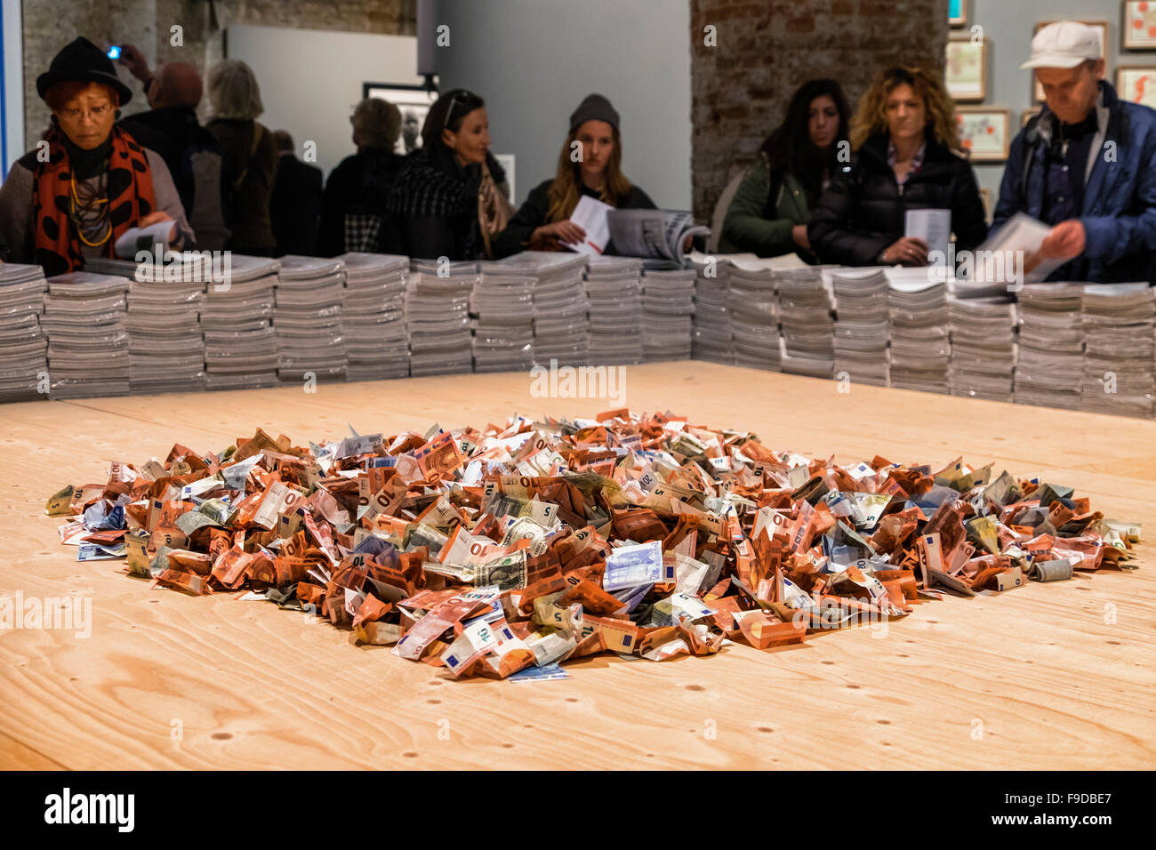 Marco Fusinato Kunstwerk "Von the Horde um die Biene" - Menschen werfen Euro-Banknoten in Display, ein Buch zu kaufen. Biennale in Venedig 2015.La Biennale di Venezia Stockfoto