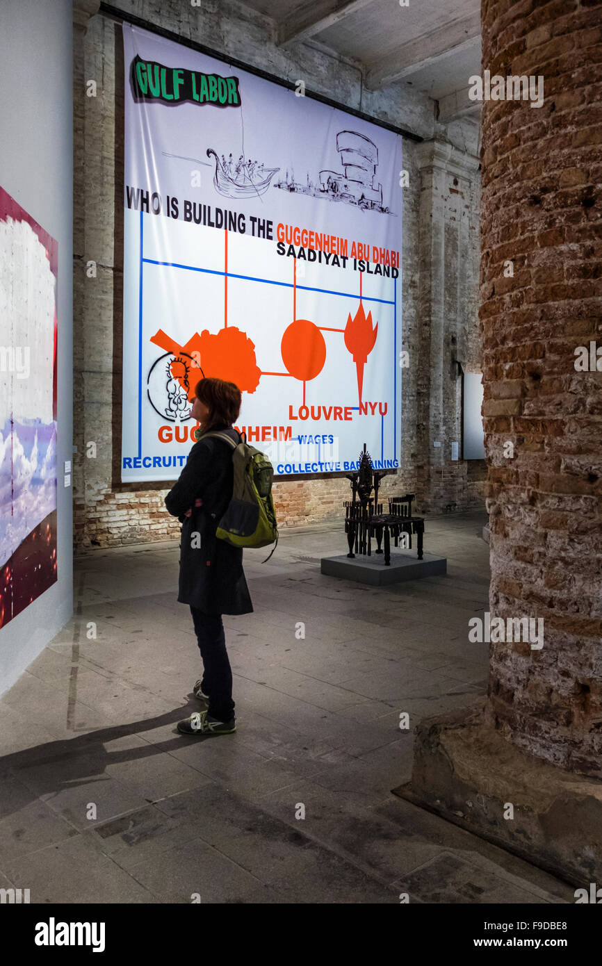 Besucher betrachten Kunstausstellung im Arsenale Pavillon auf der 56. 2015 Biennale in Venedig von Okwui Enwezor kuratiert. La Biennale di Venezia, Venedig, Italien Stockfoto