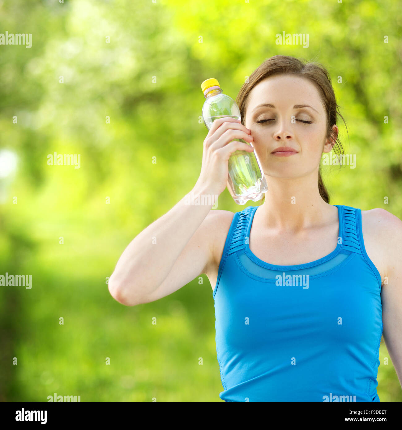 Athlet erfrischend, mit einer Flasche Wasser während der Bewegung im freien Stockfoto