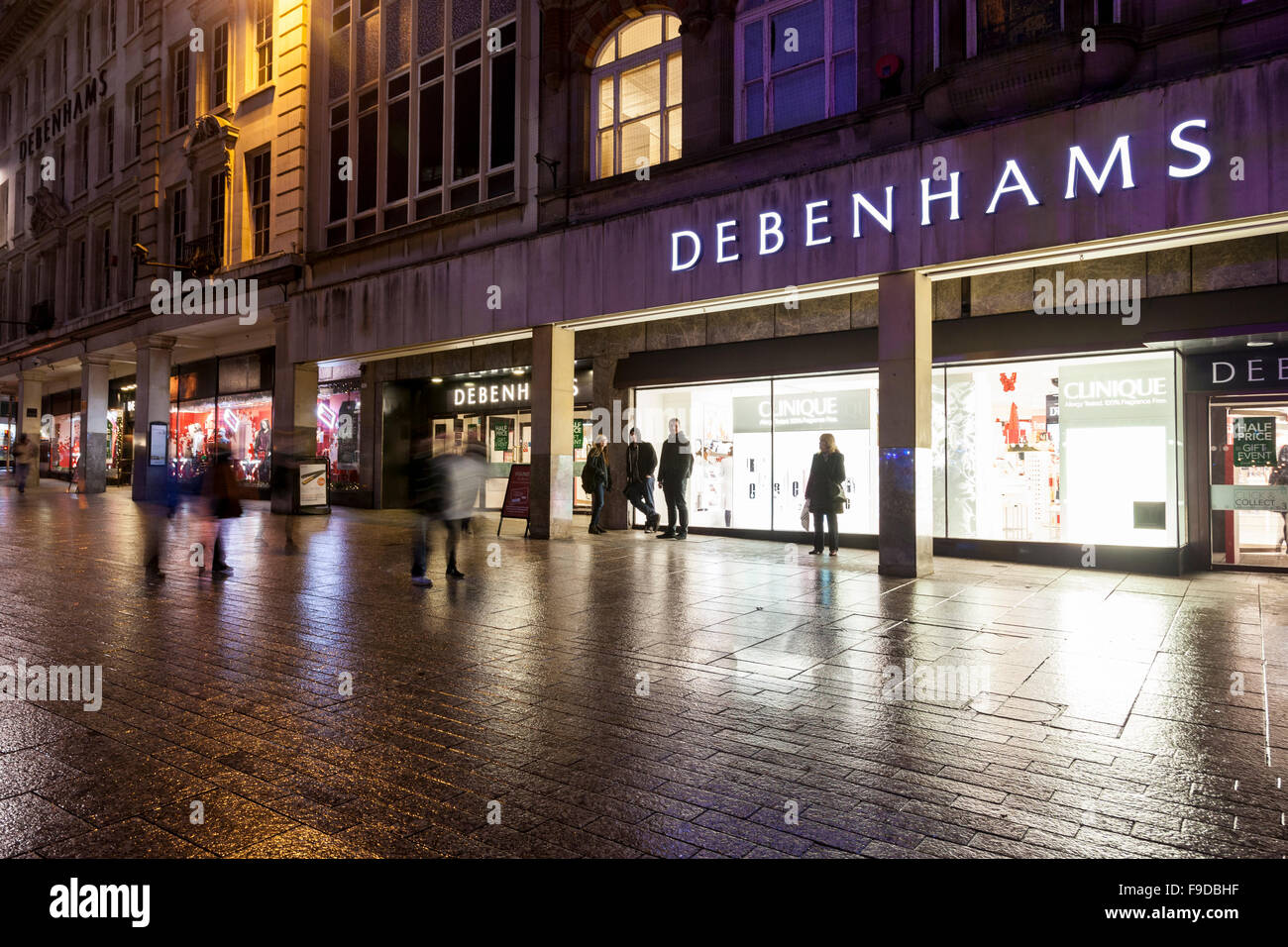 Late night shopping bei Debenhams store, Lange Reihe, Nottingham, England, Großbritannien Stockfoto