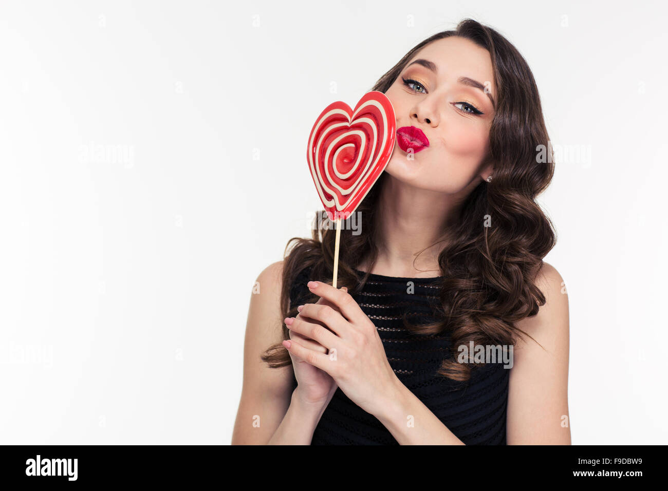 Porträt von amüsanten schöne lockige Frau im retro-Stil mit herzförmigen lollipop Stockfoto