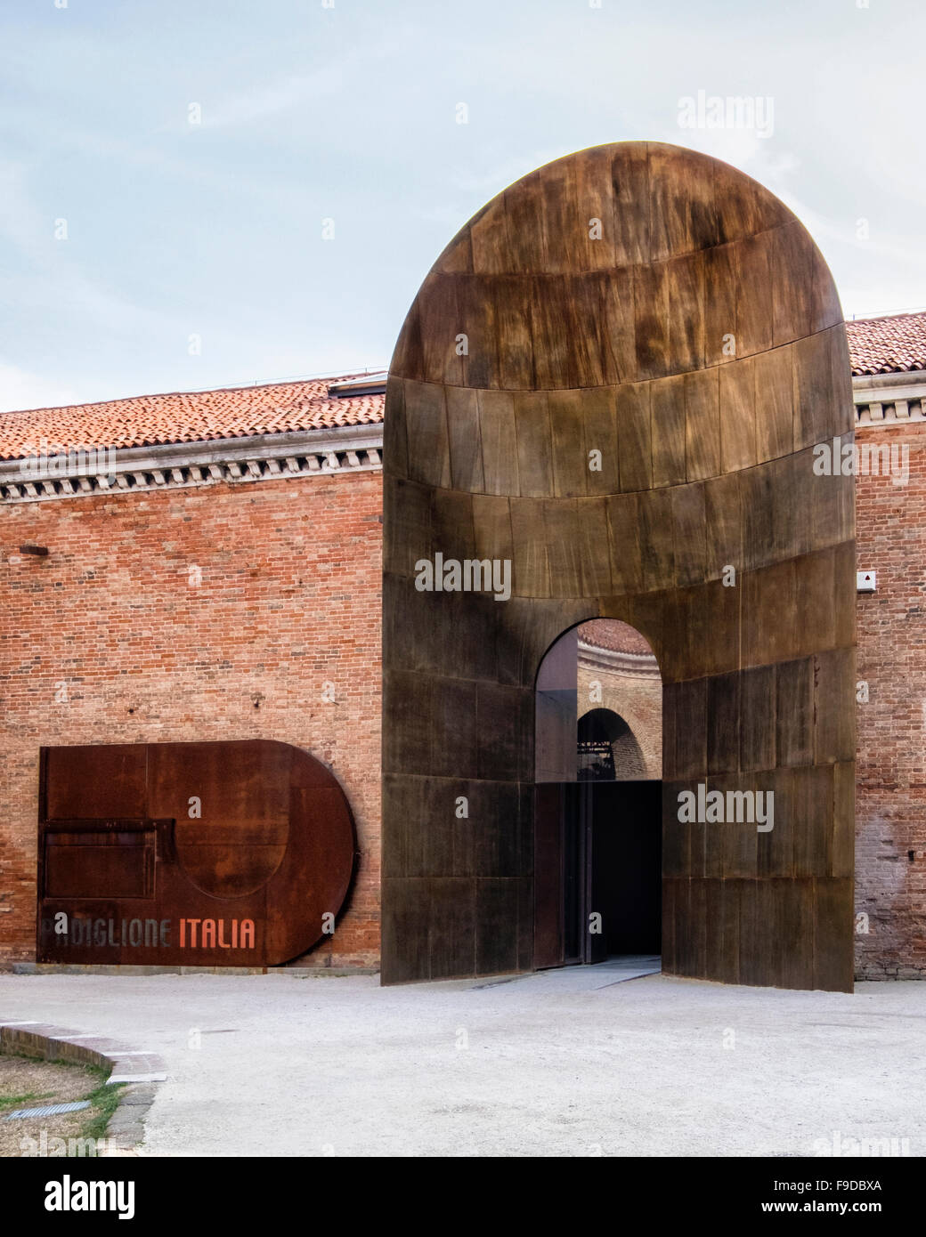 Venedig, Castello, Arsenale - italienischen Pavillon außen am 2015 56. Venedig Biennale kuratiert von Okwui Enwezor.La Biennale di Venezia Stockfoto