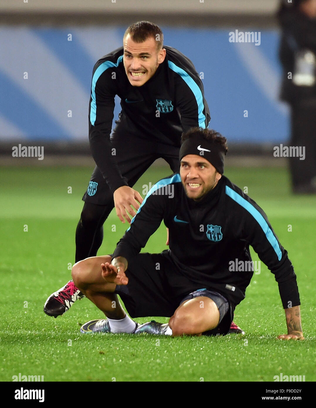 Yokohama. 16. Dezember 2015. Barcelonas Dani Alves (R) besucht eine Trainingseinheit in Yokohama, Japan am 16. Dezember 2015. Der Europäische Champion Club-Team von Spanien kämpfen gegen Guangzhou Evergrande FC von China in der Klub-WM-Halbfinale in Yokohama am Donnerstag. Bildnachweis: Liu Dawei/Xinhua/Alamy Live-Nachrichten Stockfoto