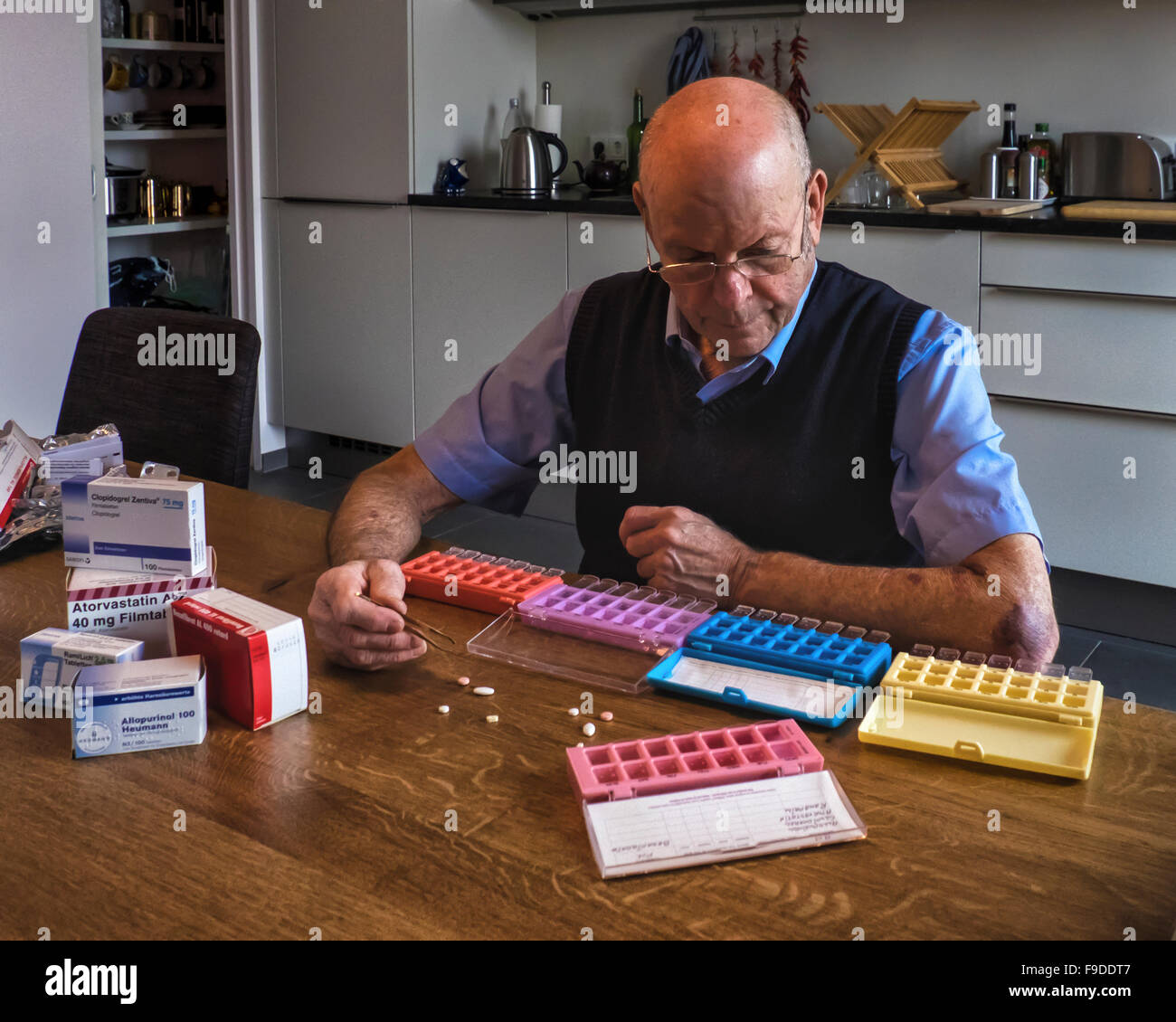 Senior älterer Mann sortieren verschreibungspflichtiges Medikament in Pillendosen Stockfoto