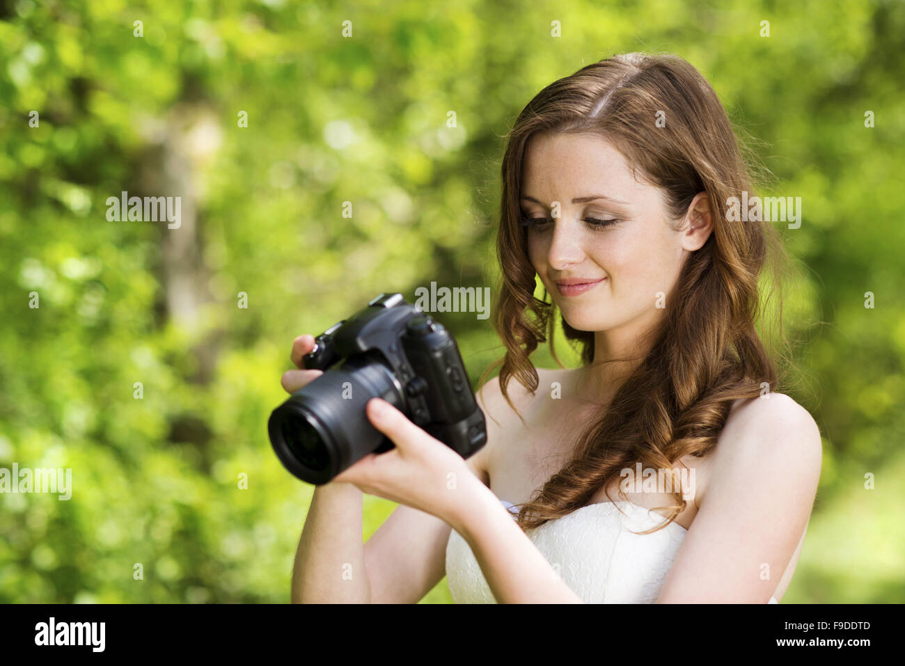 Porträt von schönen Brünette Mädchen, Fotos auf Sommergrün Park. Stockfoto