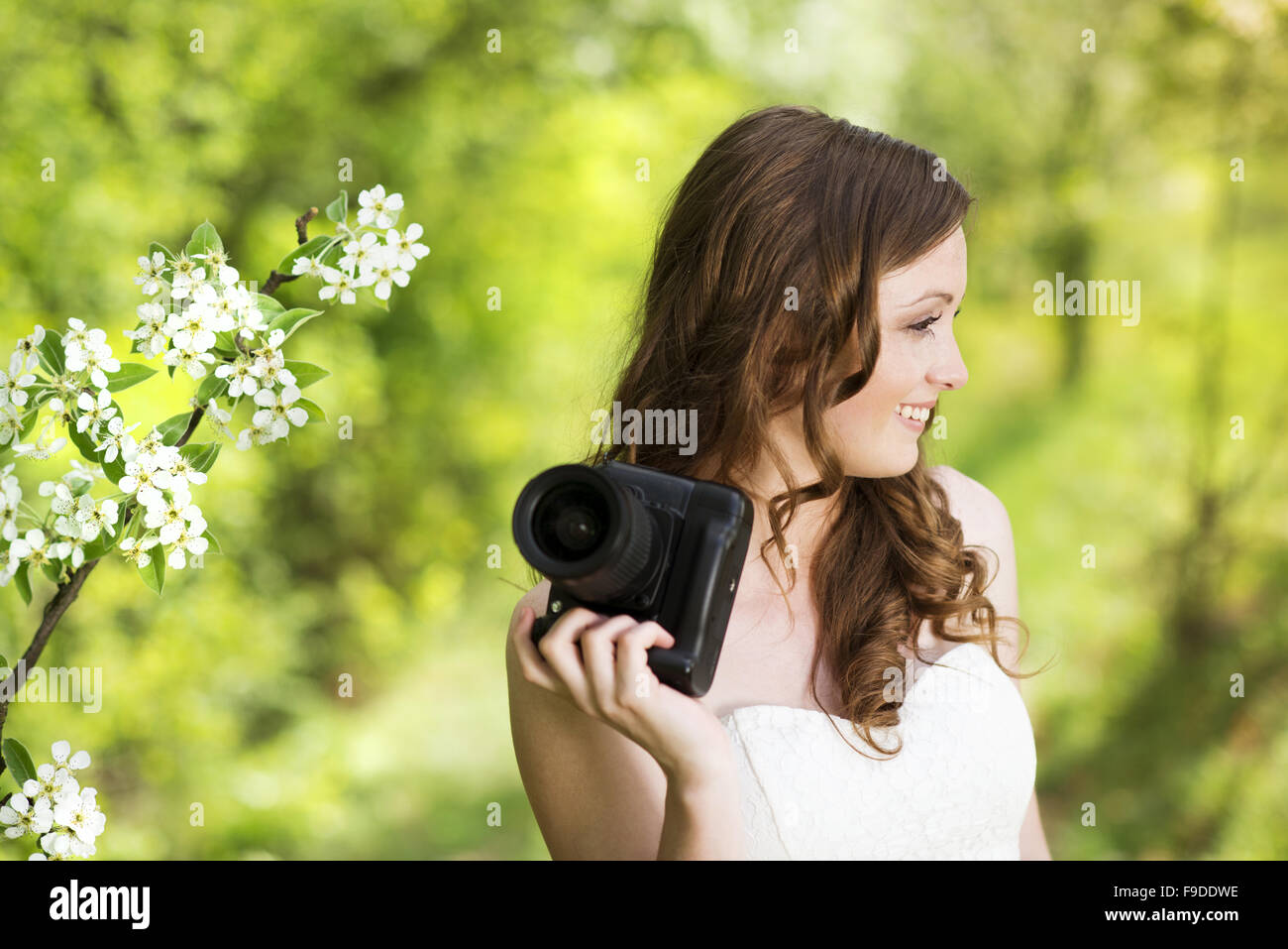 Porträt von schönen Brünette Mädchen, Fotos auf Sommergrün Park. Stockfoto