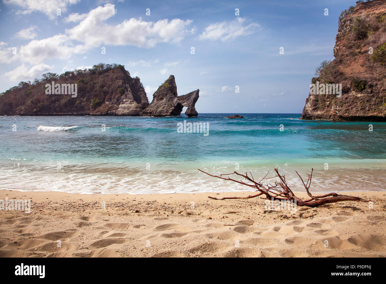 Erstaunlichen Anblick bei Nusa Penida, Batu Atuh (Vater Rock). Befindet sich direkt vor der Küste von einem wunderschönen einsamen Strand in Indonesien Stockfoto