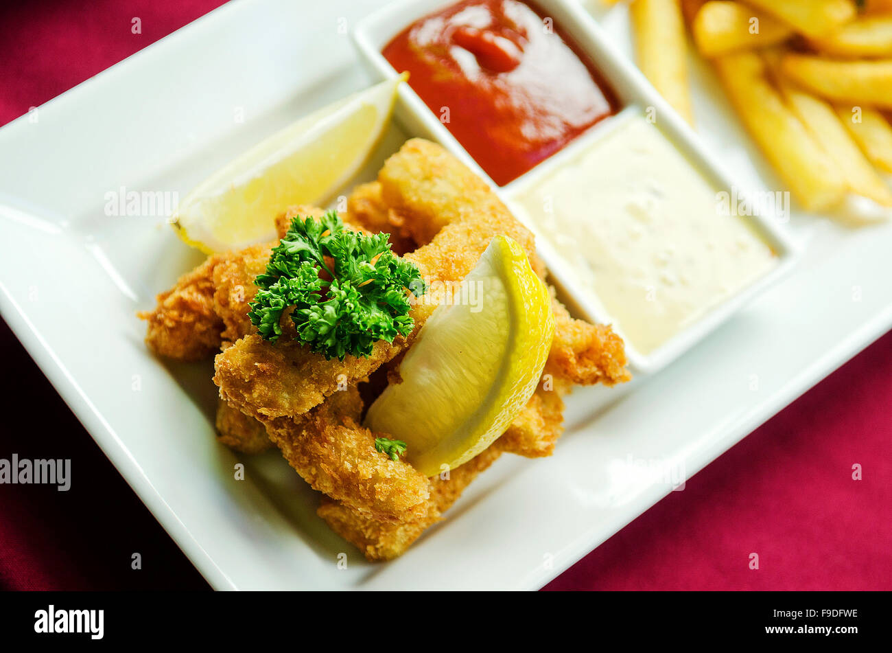 Fischstäbchen und Pommes Frites auf Platte klassische britische Lebensmittel Stockfoto