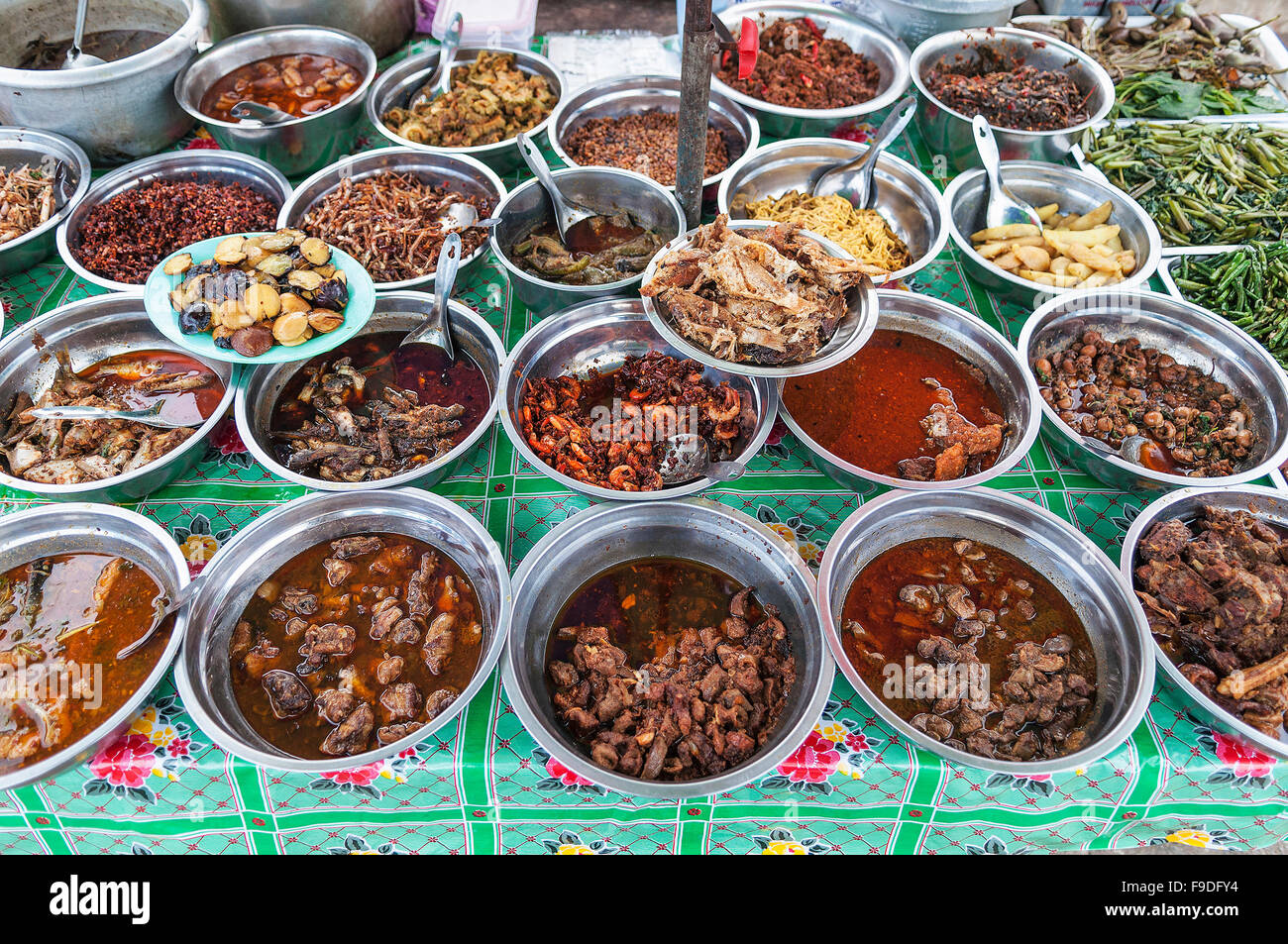 burmesische Curry Buffet am Straßenstand in Yangon Myanmar Markt Stockfoto