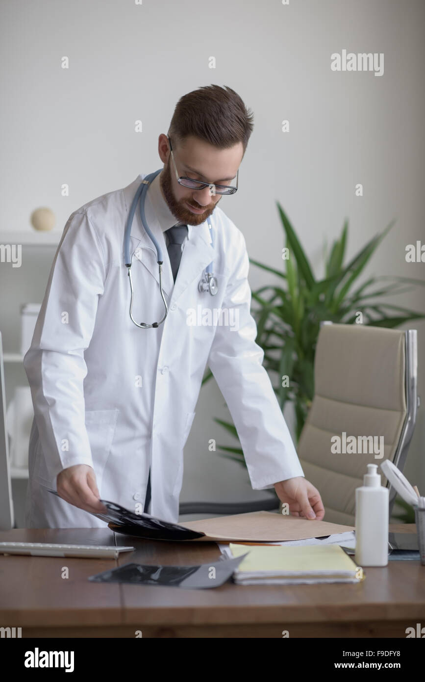 Arzt arbeitet mit Ct-Scan an Hos Arbeitsplatz Stockfoto