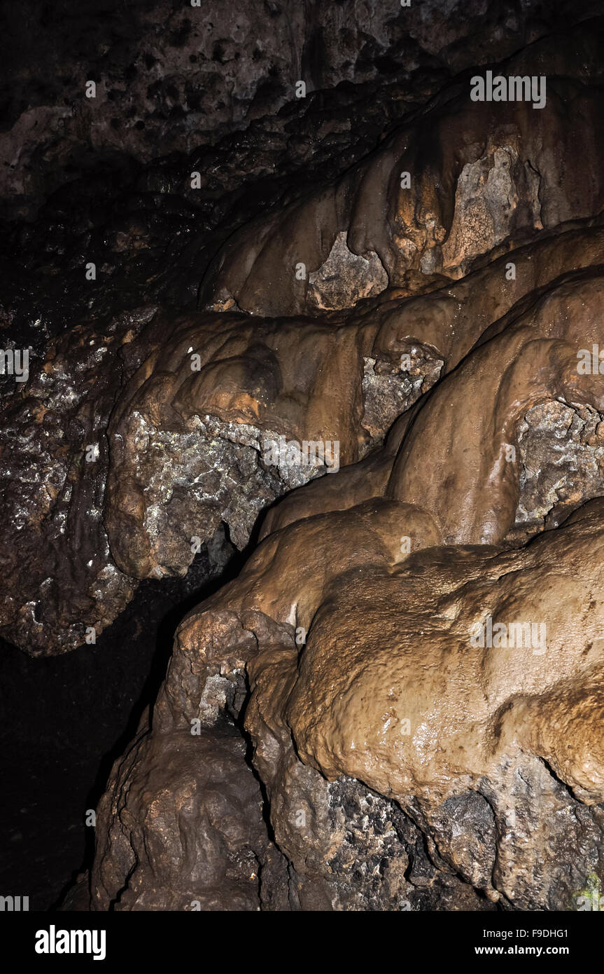 Im Inneren der Höhle unter Ilam Felsen in Dovedale, Peak District, Derbyshire, England. Stockfoto