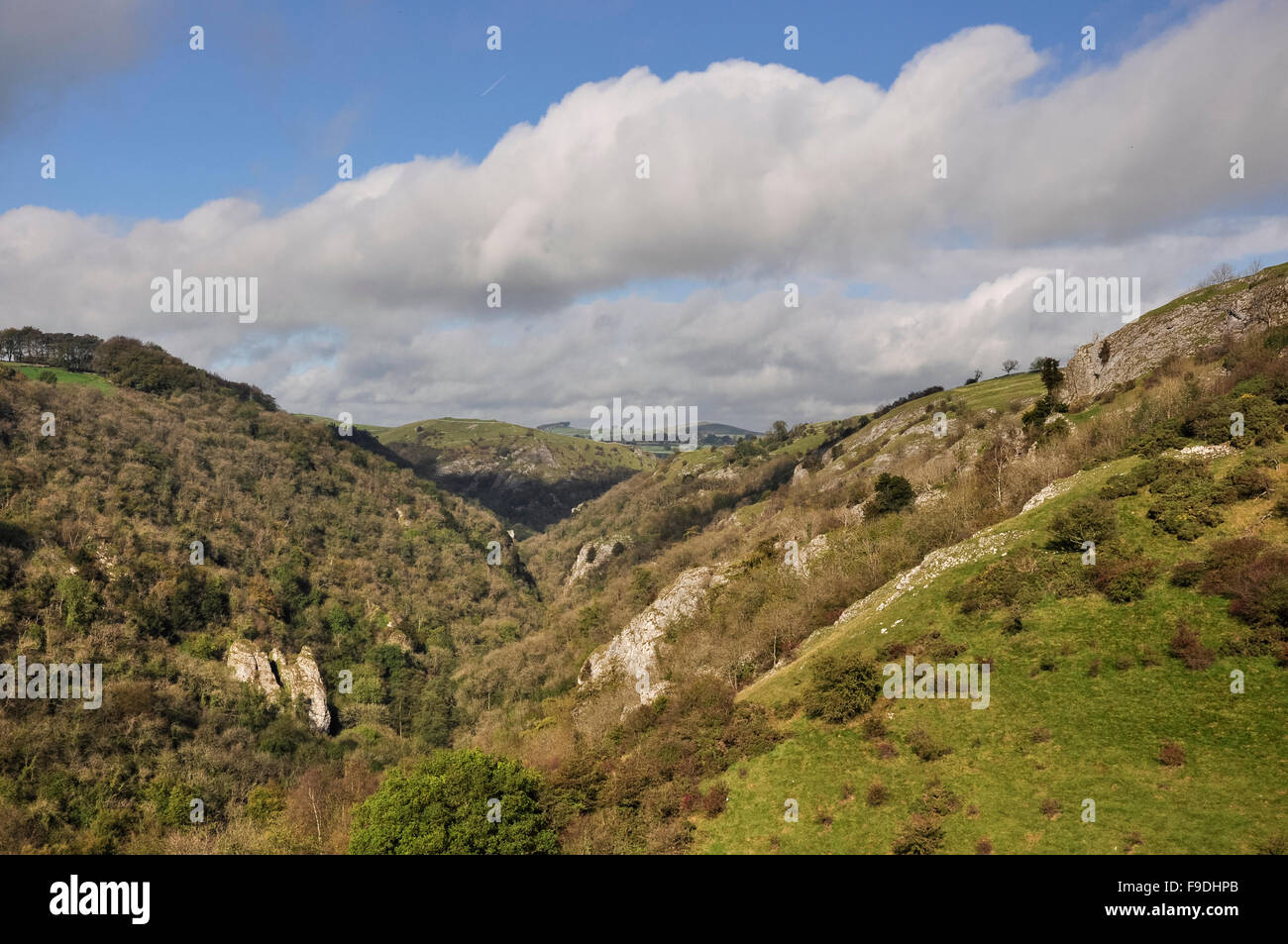 Dramatischen Blick auf Dovedale im Herbst. Eine beliebte Tourismusdestination in den Peak District National Park, England. Stockfoto