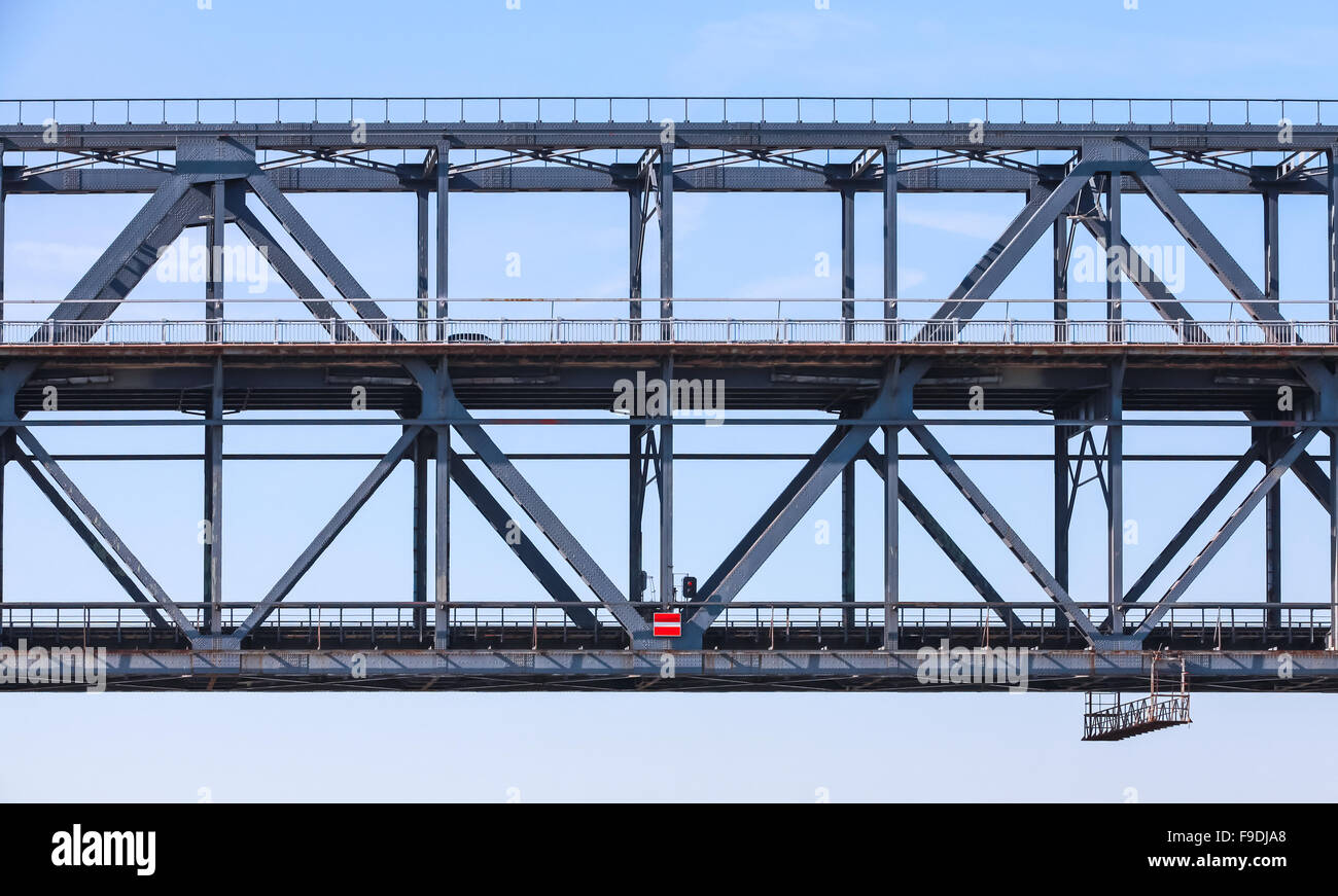 Fachwerk-Stahlbrücke Fragment mit zwei Ebenen des Transports Stockfoto
