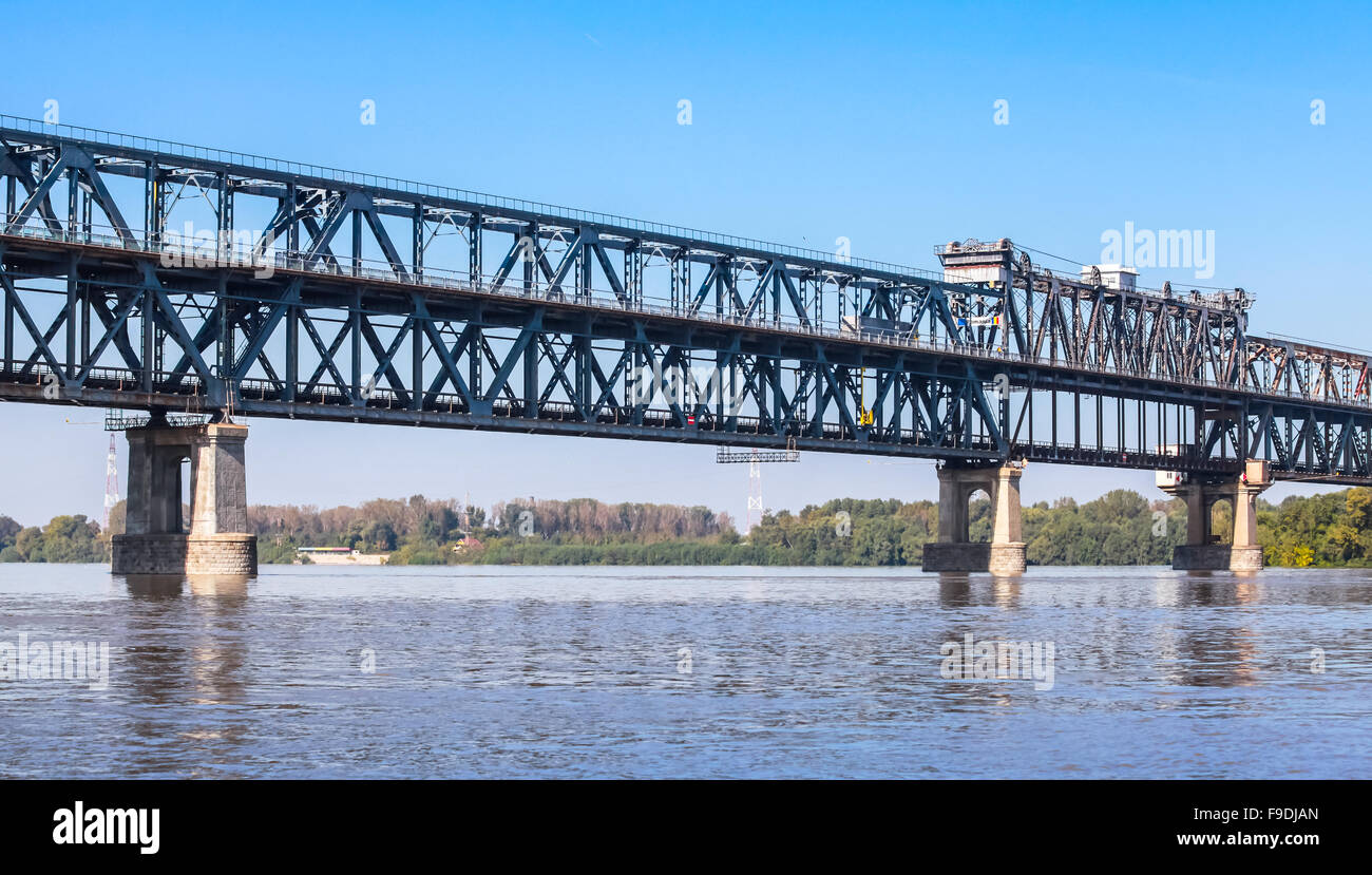 Donau-Brücke oder Brücke der Freundschaft. Fachwerk-Stahlbrücke über die Donau verbindet bulgarischen und rumänischen Banken Stockfoto
