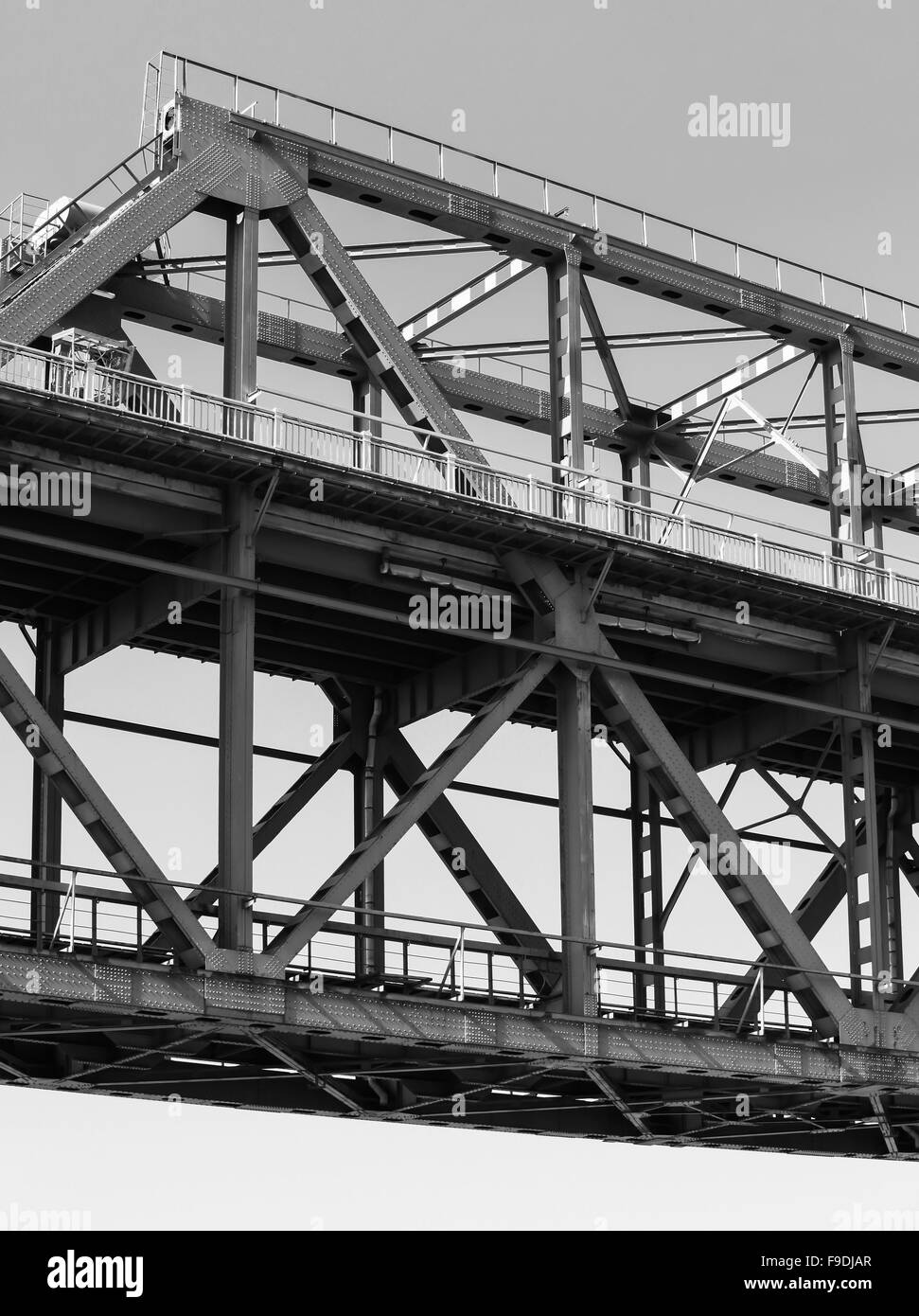 Fachwerk-Stahlbrücke Bau Fragment, schwarz / weiß Foto Stockfoto