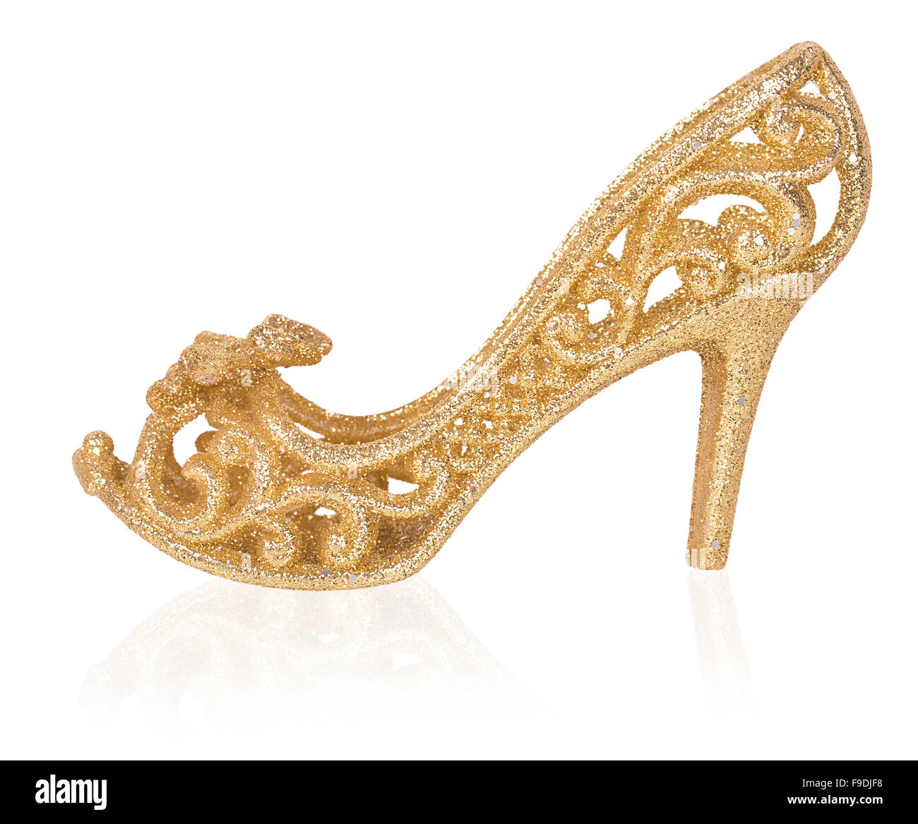 Goldene Damen Schuhe, Weihnachtsdekoration, die isoliert auf weißem Hintergrund Stockfoto