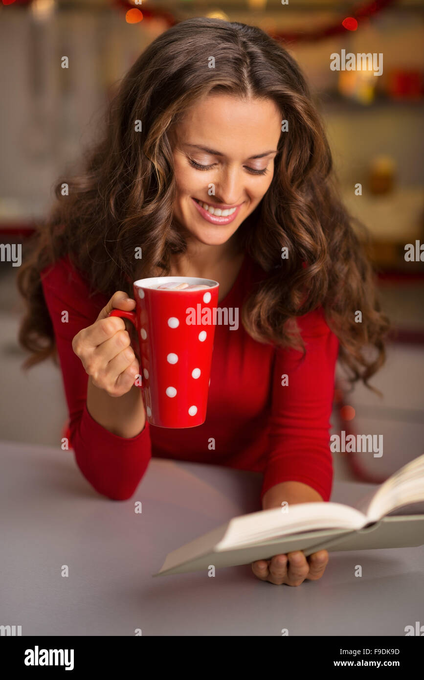 Einen stressigen Urlaub kann Weihnachten sein. Vergessen Sie nicht, sich Zeit zu geben, auf Lieblingssachen. Glückliche junge Frau mit einer Tasse Stockfoto