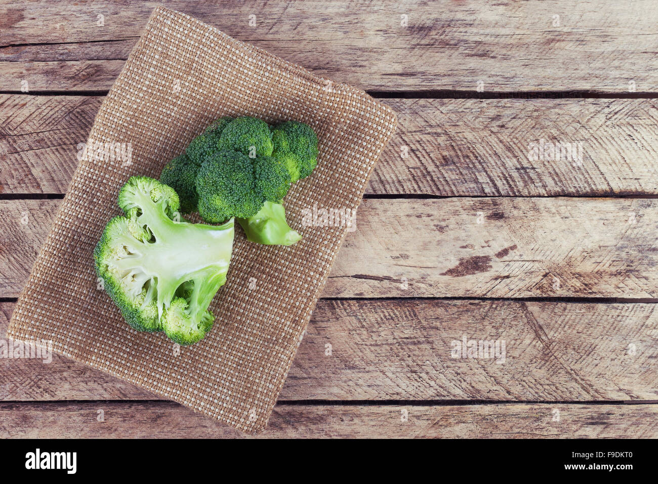 Reihe von frischen grünen Brokkoli auf hölzernen Hintergrund Stockfoto