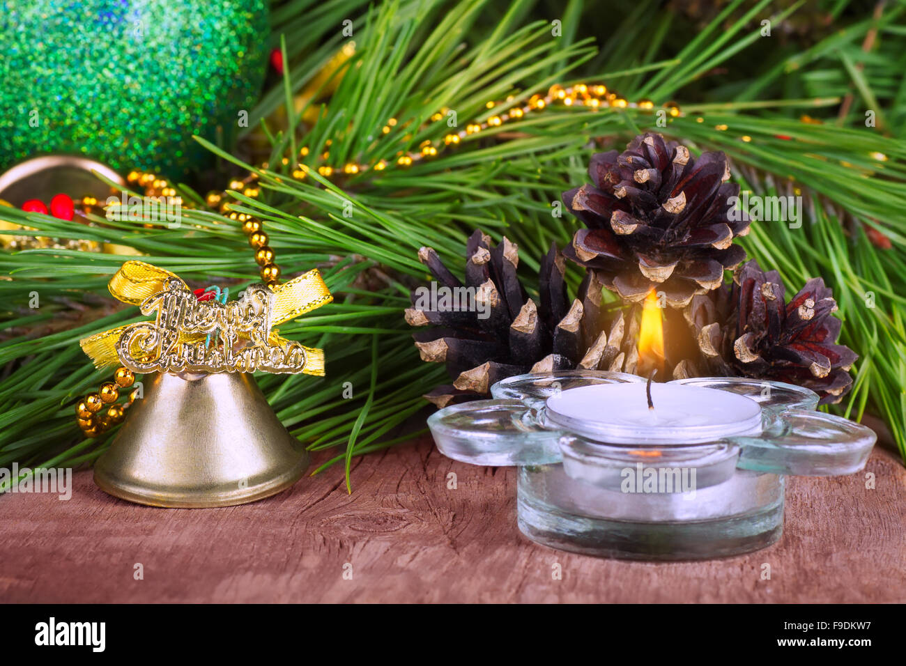 Weihnachten Deko brennende Kerze Tanne Zweig und Zapfen mit golden Bell ...