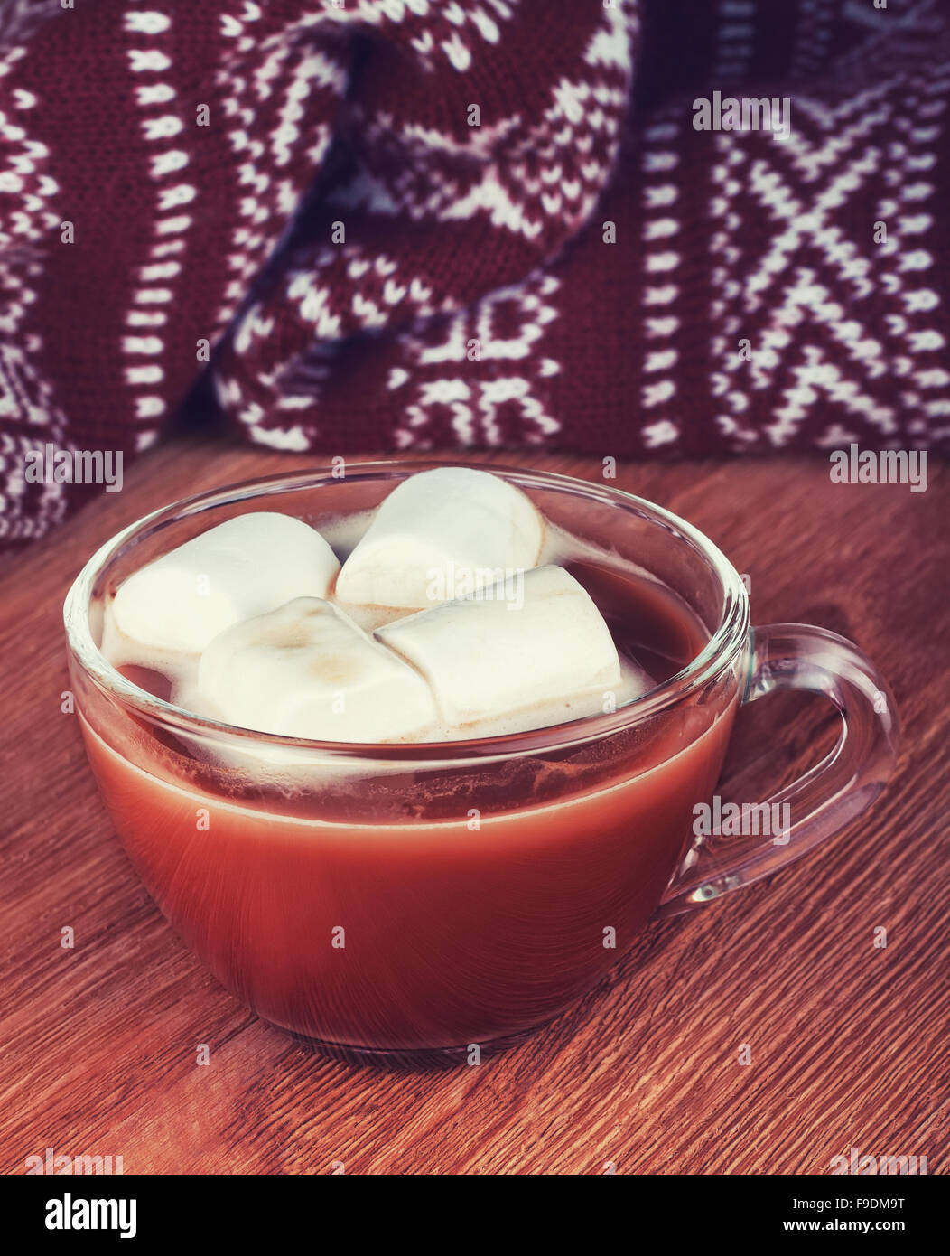 Gemütliche Winter home Hintergrund Tasse heißen Kakao mit Marshmallow und warmen Schal auf braunen Holztisch Stockfoto