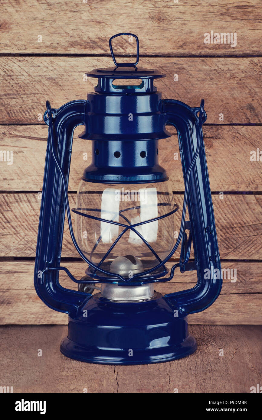 dekorative blauen Petroleumlampe auf Holztisch Stockfoto