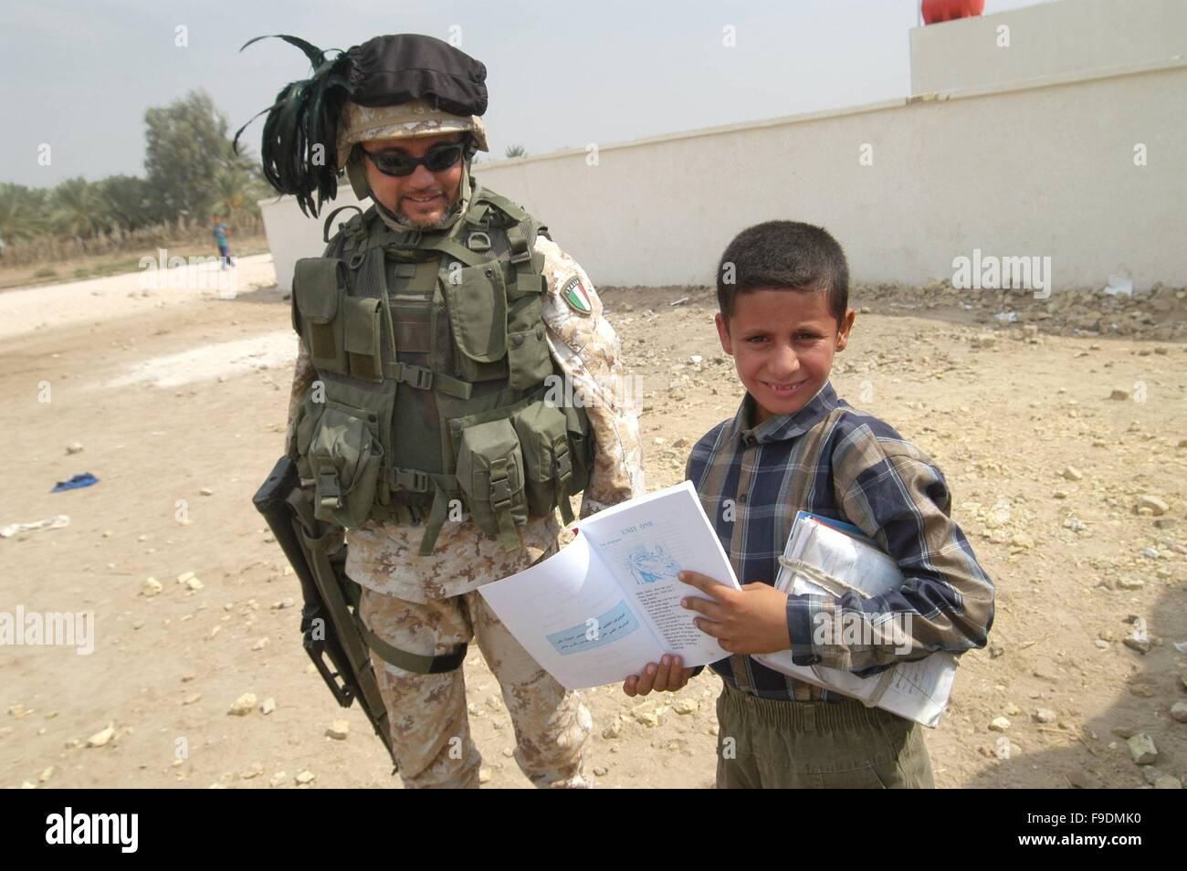 Italienische militärische Intervention im Irak (10/2004), Soldaten mit Kindern einer Schule am Stadtrand von Nasiriyah Stockfoto