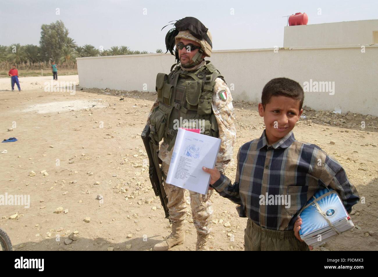 Italienische militärische Intervention im Irak (10/2004), Soldaten mit Kindern einer Schule am Stadtrand von Nasiriyah Stockfoto