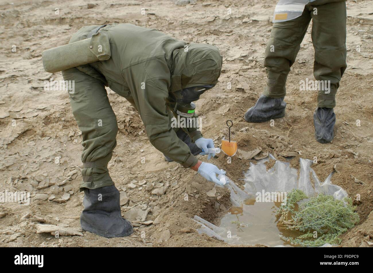 Italienische militärische Intervention im Irak (10/2004), die NBC-Gesellschaft kontrollieren den Boden für Gas- oder abgereichertem Uran Stockfoto