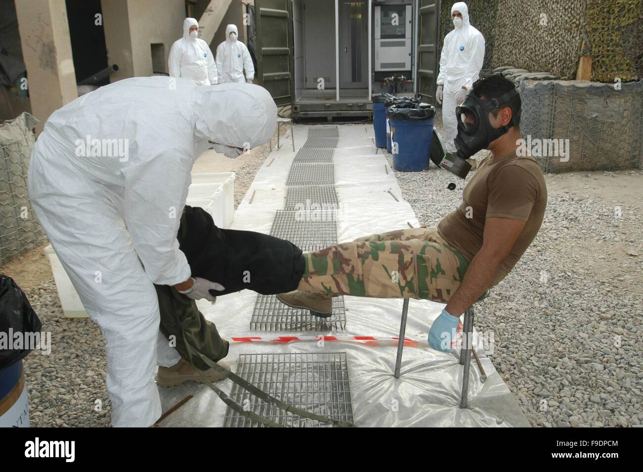 Italienische militärische Intervention im Irak (10/2004), die NBC-Gesellschaft kontrollieren den Boden für Gas- oder abgereichertem Uran Stockfoto