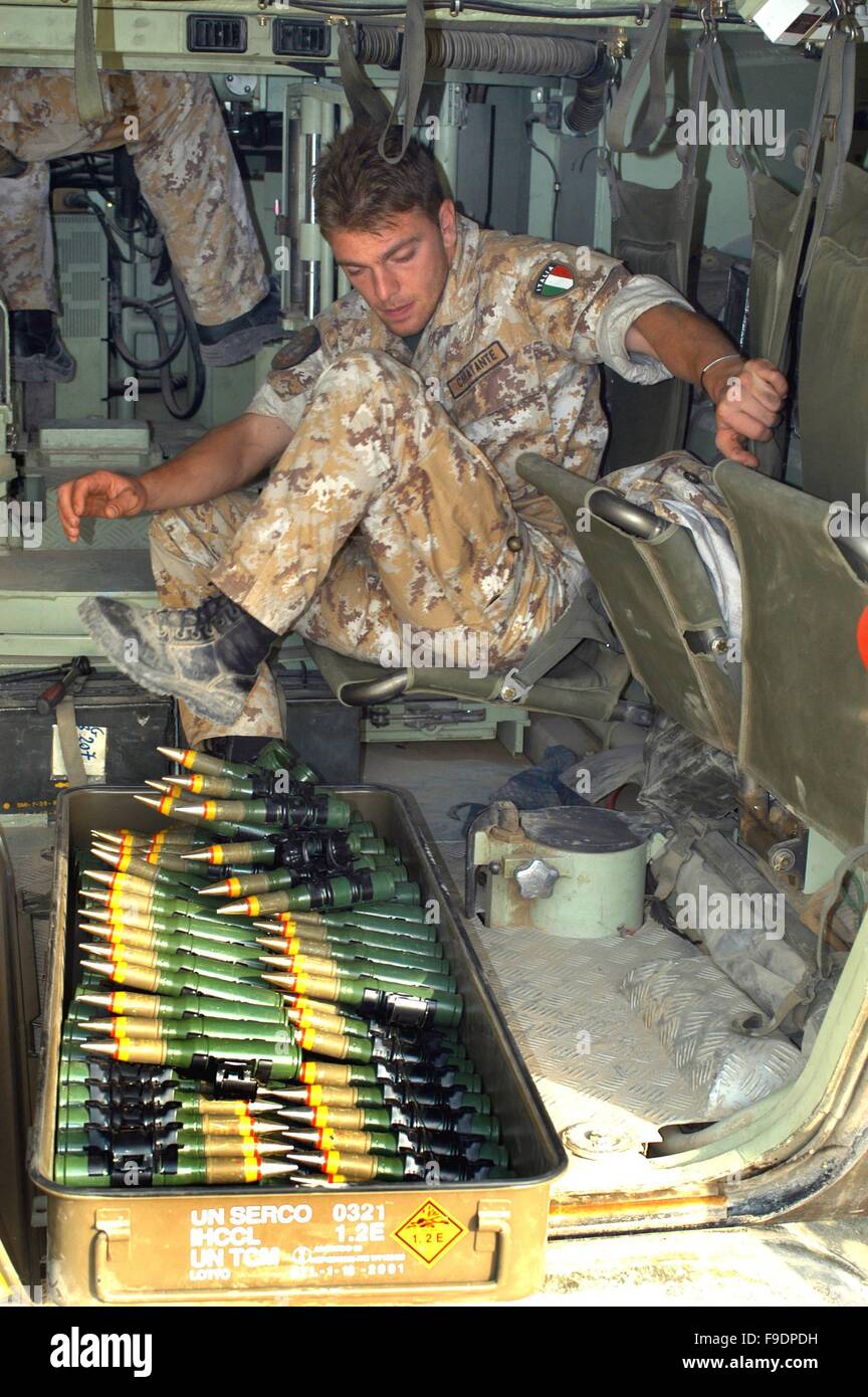 Italienische militärische Intervention im Irak (10/2004), Laden von Patronen für 30-mm-Geschütz eine Infanterie gepanzerten Kampffahrzeug Stockfoto