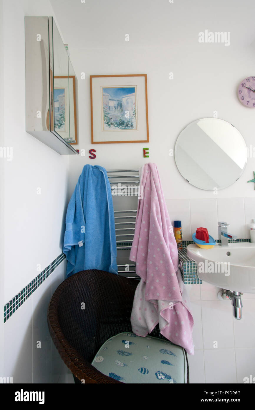 Modernes Bad mit blau und rosa Handtücher Stockfoto