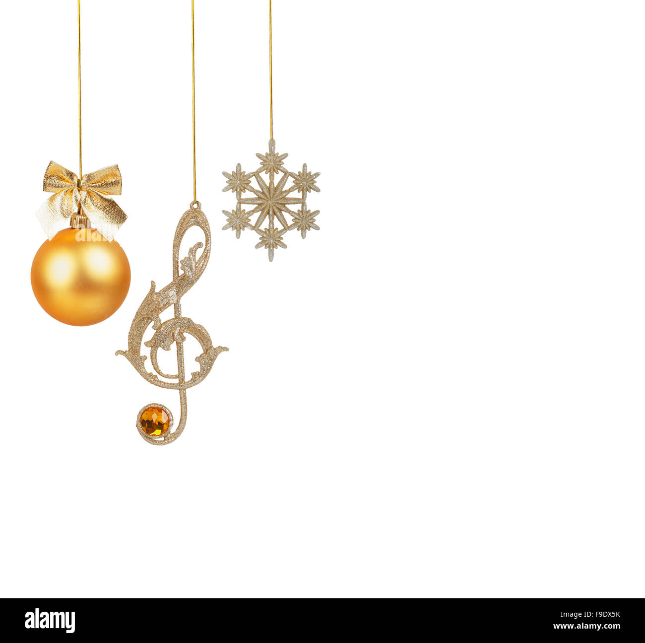 Goldener Violinschlüssel, Schneeflocke und Weihnachtskugel isoliert auf weißem Hintergrund Stockfoto