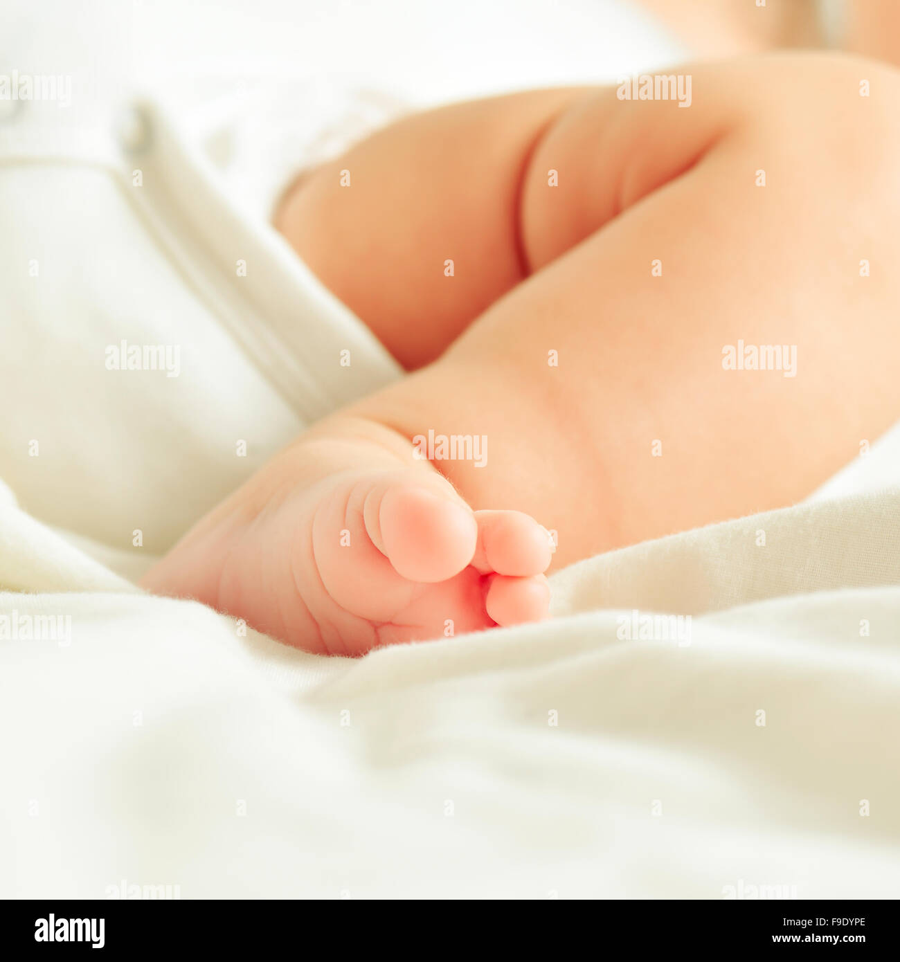 Nahaufnahme des Beines von einem Baby, tief und fest schlafen Stockfoto