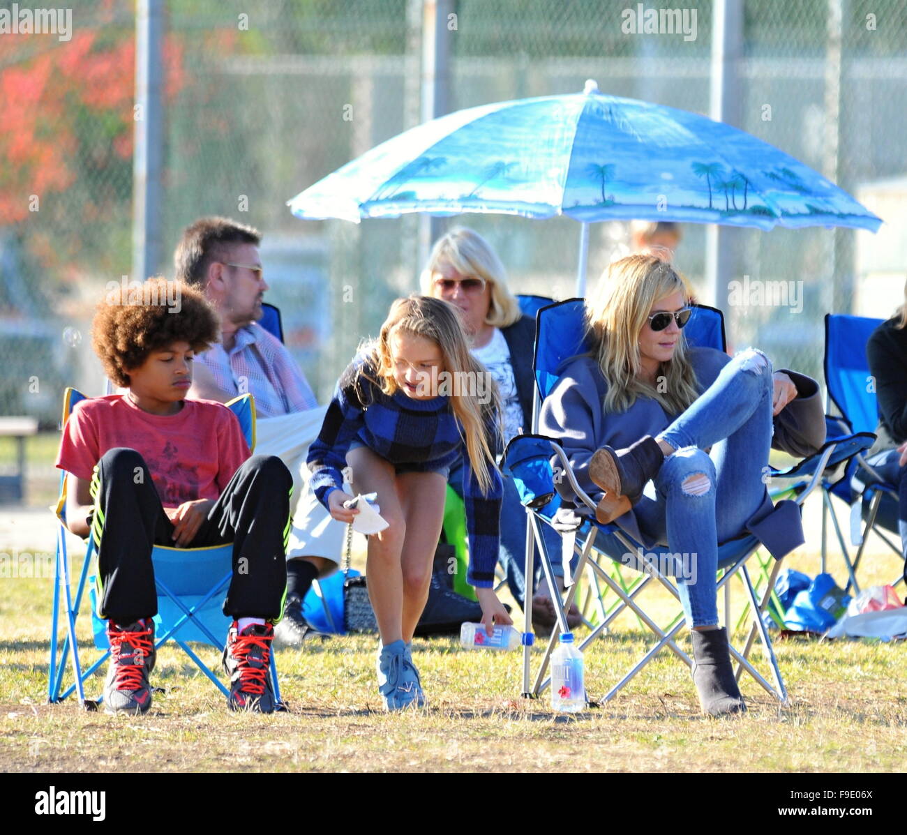 Heidi Klum und Seal beobachten die Kinder im Fußball eine spielen
