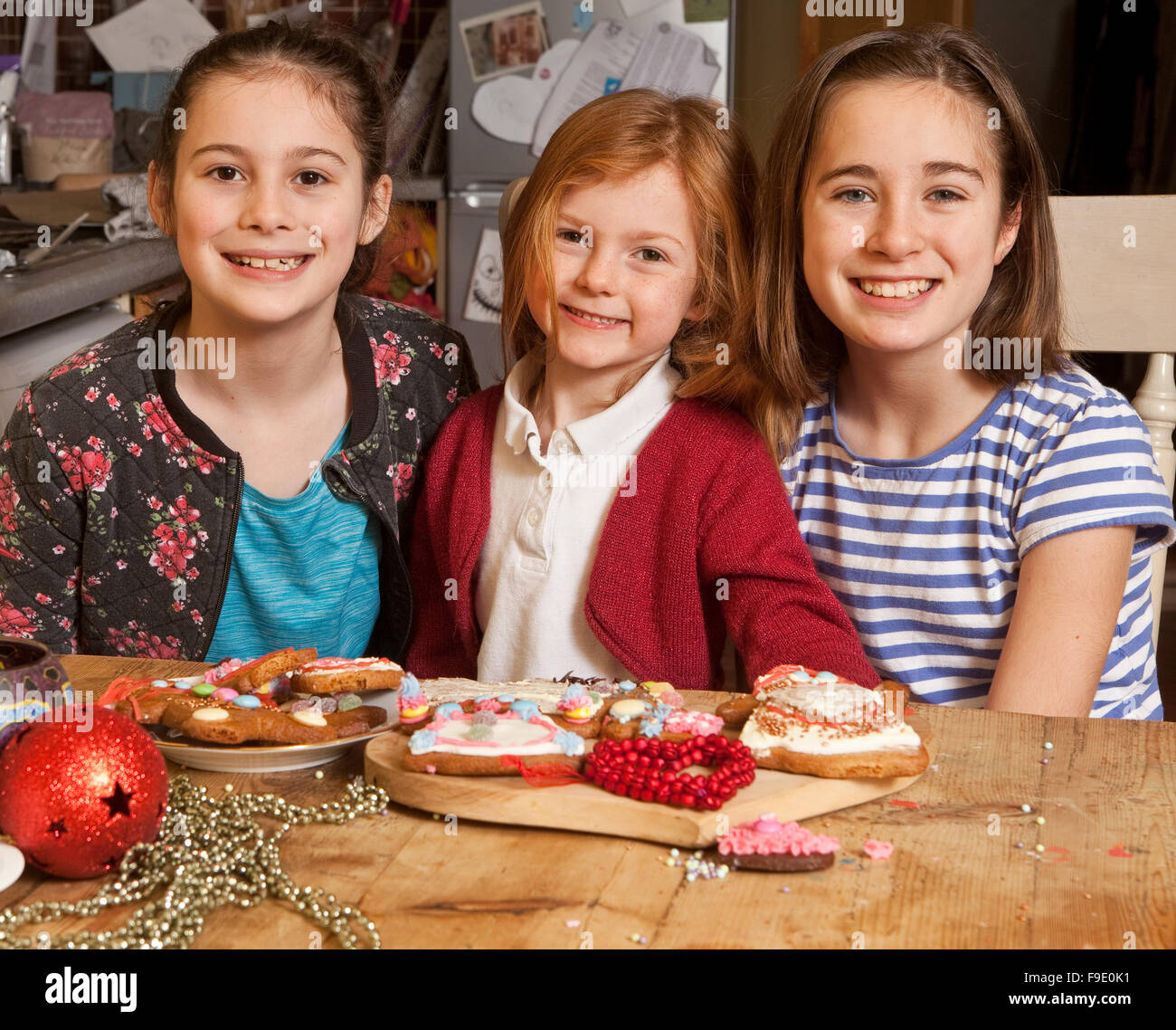 Drei Schwestern. Drei Schwestern verbrachten den Nachmittag machen Weihnachten Lebkuchen. Sie arbeiteten zusammen als ein Team. Stockfoto