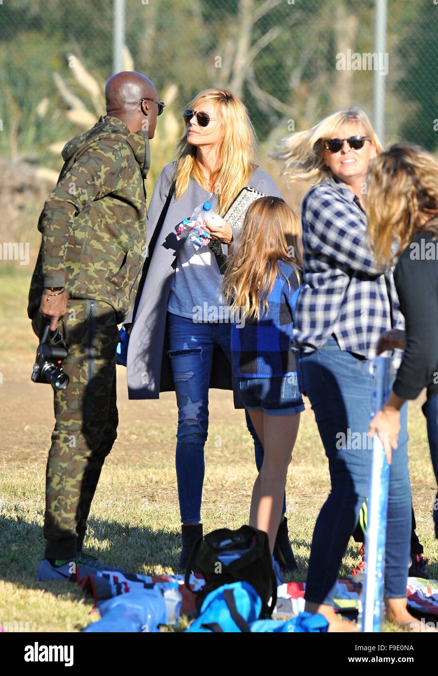 Heidi Klum und Seal beobachten die Kinder im Fußball eine spielen