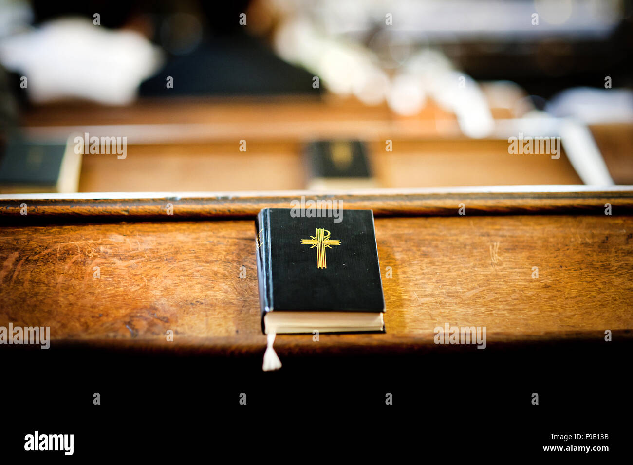 Noch ein Foto der Bibel setzen auf hölzernen Schreibtisch in der Kirche Stockfoto