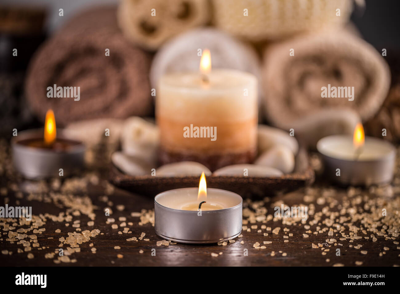 Spa-Stillleben mit Duftkerzen auf Holzuntergrund Stockfoto